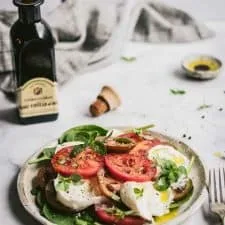 Una sencilla ensalada caprese con burrata