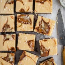 Porción de tarta de queso horneada con Lotus Biscoff (tarta de queso Speculoos)