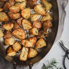 Patatas asadas crujientes con ajo y romero