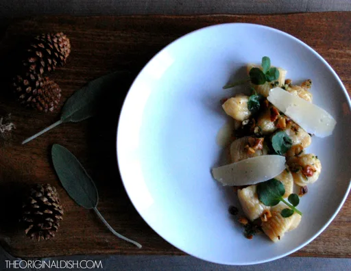 Ñoquis de calabaza con mantequilla tostada a la miel y gremolata de nueces fritas