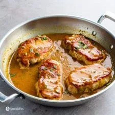 Chuletas de cerdo a la sartén con salsa de albaricoque y mostaza Dijon