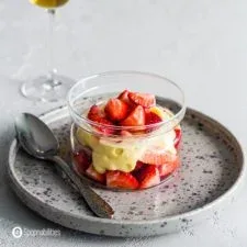 Zabayón montado con fresas frescas