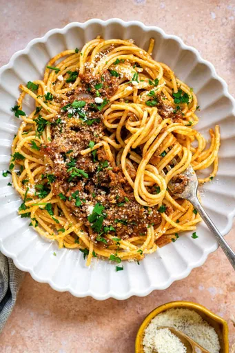 Espaguetis griegos con salsa de carne
