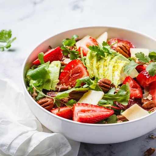 Ensalada de aguacate y fresas con rúcula