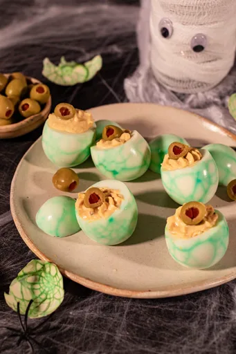 Huevos monstruo - Huevos rellenos para Halloween