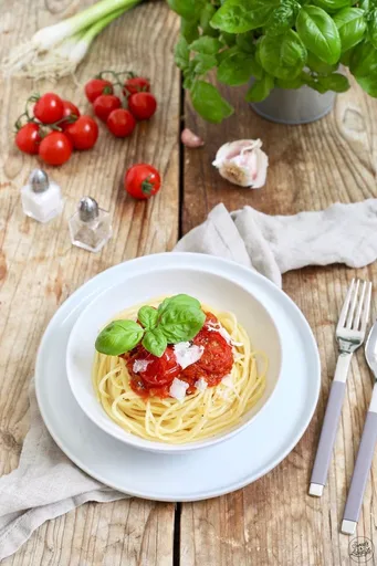 Pasta rápida con tomates y albahaca