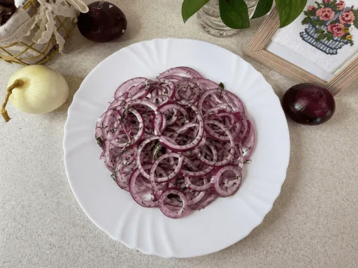 Cebolla morada encurtida con vinagre y azúcar