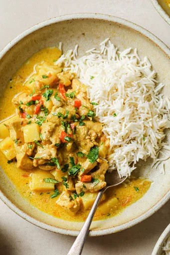 Curry de pollo con leche de coco y patatas