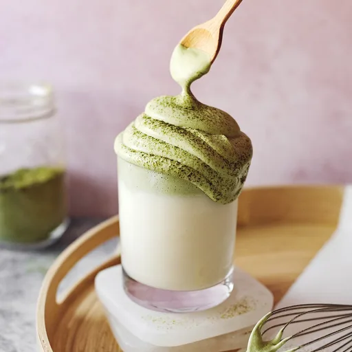 Latte de matcha montado