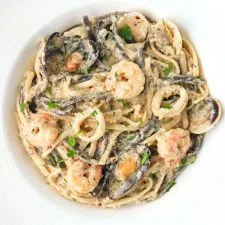 Pasta con marisco en salsa de nata