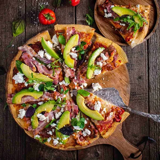 Pizza de tocino con queso feta y aguacate
