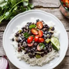 Judías negras al estilo cubano con arroz y crema de coco