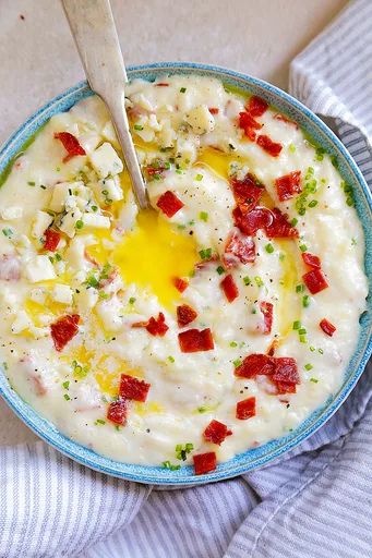 Puré de patatas cremoso con tocino de pavo y gorgonzola