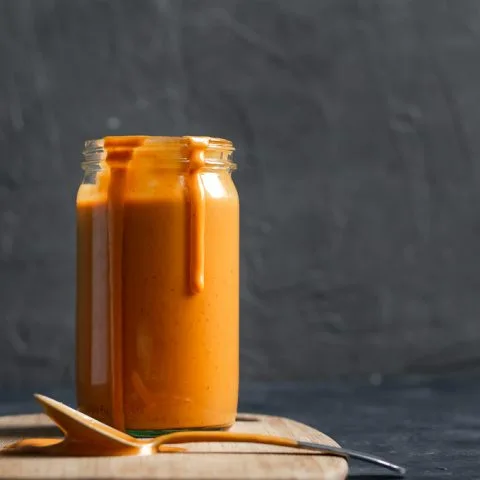 Salsa cremosa de chipotle mexicana con aquafaba