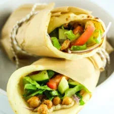 Wraps mediterráneos de garbanzos en pan naan