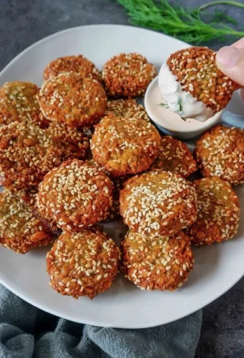 Crispy Falafels with a Garlic Dip