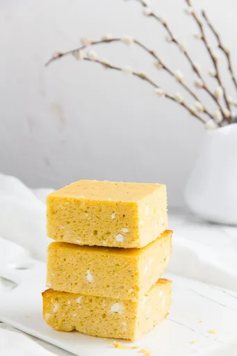 Pastel de harina de maíz y queso kéfir