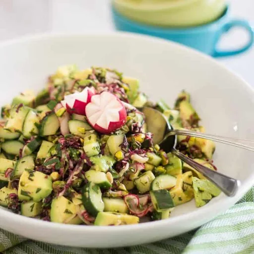 Ensalada de aguacate, pepino y pistacho