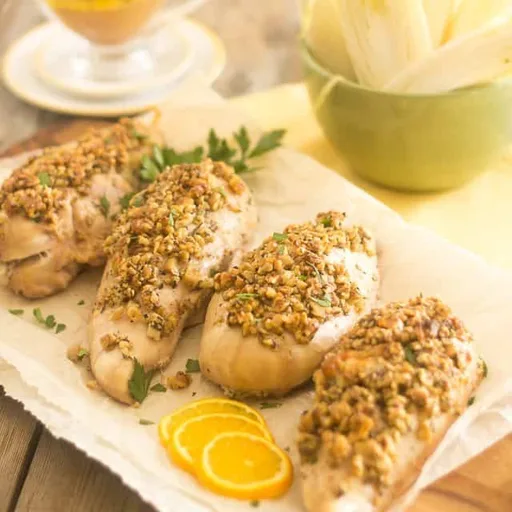 Pechugas de pollo rellenas de queso azul y costra de nueces