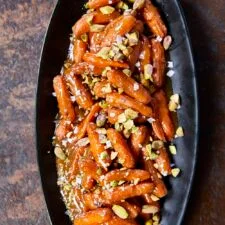 Zanahorias asadas glaseadas al arce especiado con pistachos
