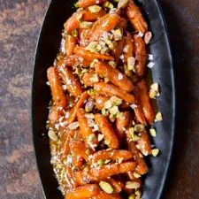 Zanahorias asadas glaseadas al arce especiado con pistachos