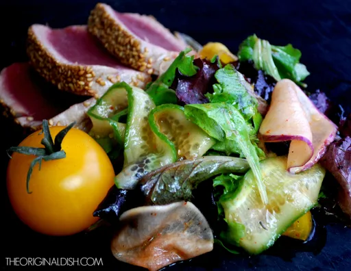 Ensalada de atún con sésamo y vinagreta de puerro y sriracha