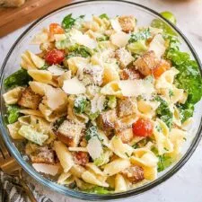 Ensalada de pasta con pollo al estilo César