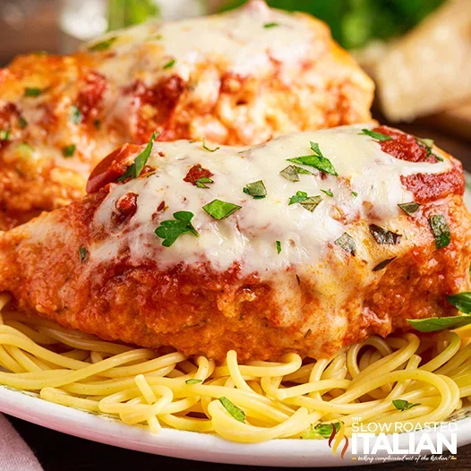 Pollo alla parmigiana nella pentola a cottura lenta con salsa per spaghetti