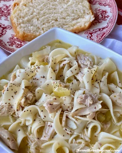 Sopa casera de pollo con fideos