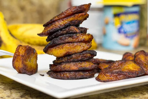 Plátanos maduros fritos en sartén