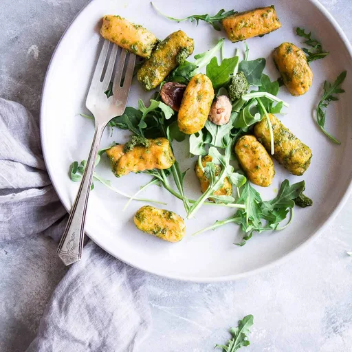 Ñoquis de boniato con pesto de albahaca y champiñones (vegano y sin gluten)