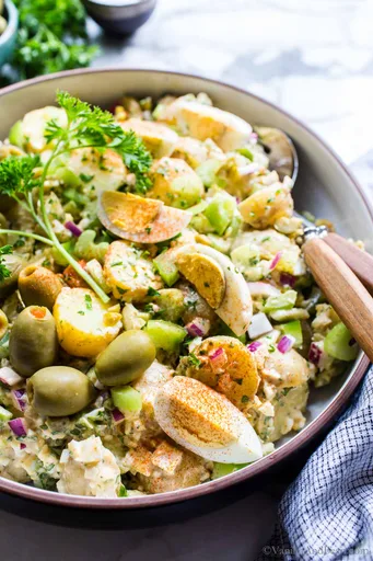 Ensalada de patata cremosa y crujiente con aceitunas verdes y huevo