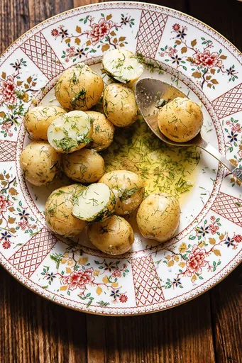 Patatas nuevas con mantequilla de ajo y eneldo