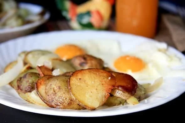 Bratkartoffeln (patatas y cebollas fritas alemanas)