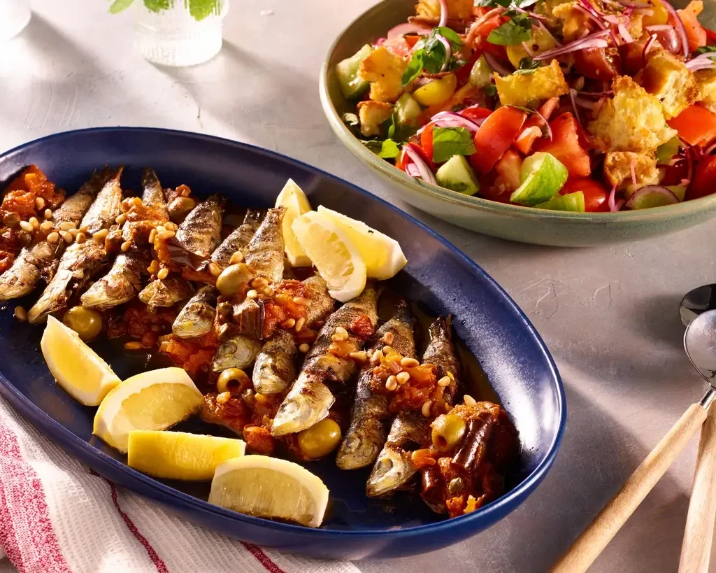 Panzanella met caponata en sardines