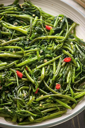 Espinacas de agua salteadas con pasta de camarones