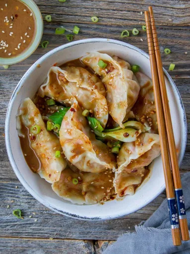 Dumplings in spicy nut sauce
