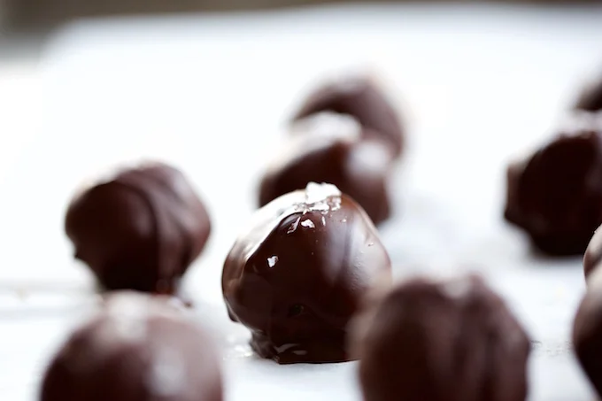 Dulces de coco con almendra y chocolate