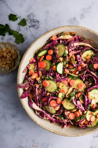 Ensalada Crujiente de Col Morada con Aderezo Thai de Cacahuate