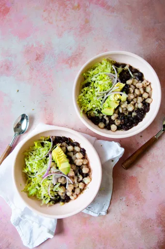 Pozole con Frijol Negro (Receta Fácil y Vegana)