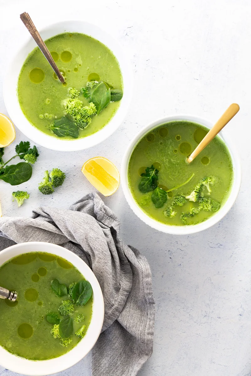 Sopa de Brócoli, Hojas Verdes y Alubias