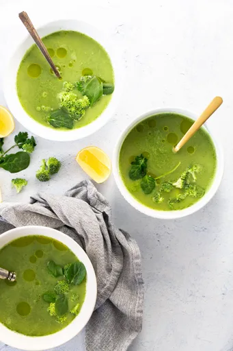 Sopa de Brócoli, Hojas Verdes y Alubias