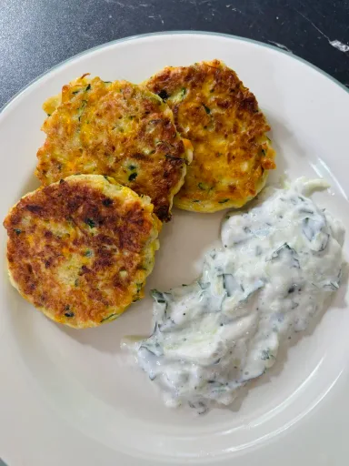 Courgettekoekjes met halloumi