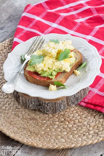 Huevos revueltos sobre tostada