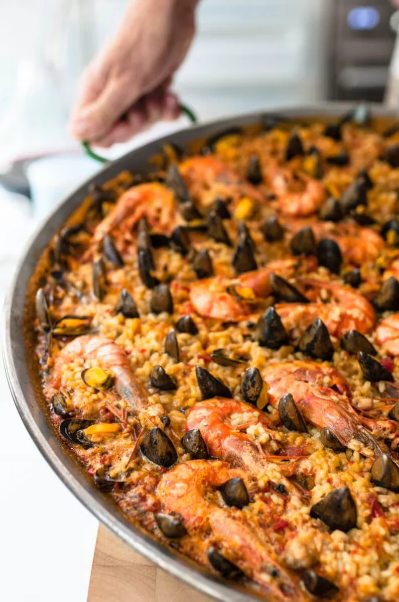 Spanische Paella de Mariscos - Meeresfrüchte Paella