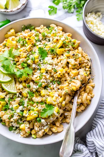 Ensalada de pasta cremosa con maíz estilo callejero