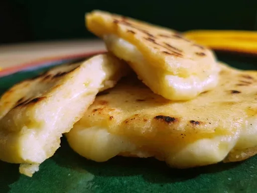 Arepas de Queso Colombianas (Cheese-Stuffed Corn Cakes)