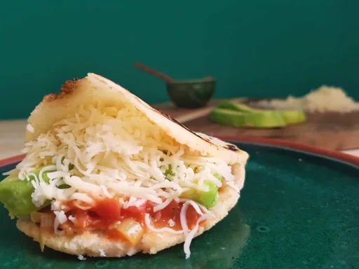 Arepas Rellenas con Hogao, Aguacate y Queso
