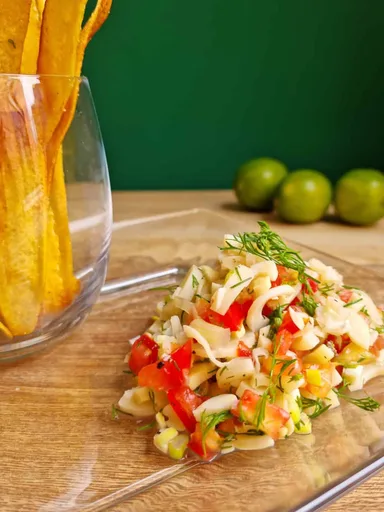 Ceviche Vegano de Palmitos con Chips de Plátano Verde