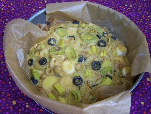 Socca con brócoli y aceitunas